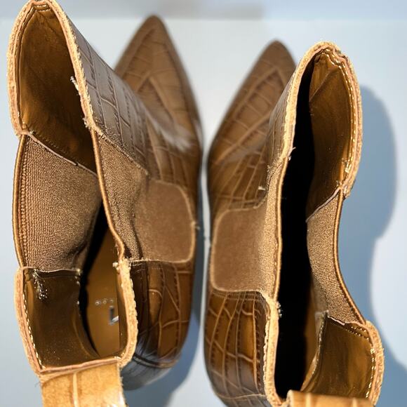 Marc Fisher LTD Women's Chelsea Boots Size 7M Garliss Leather Pointed Toe Shoes - Picture 10 of 13